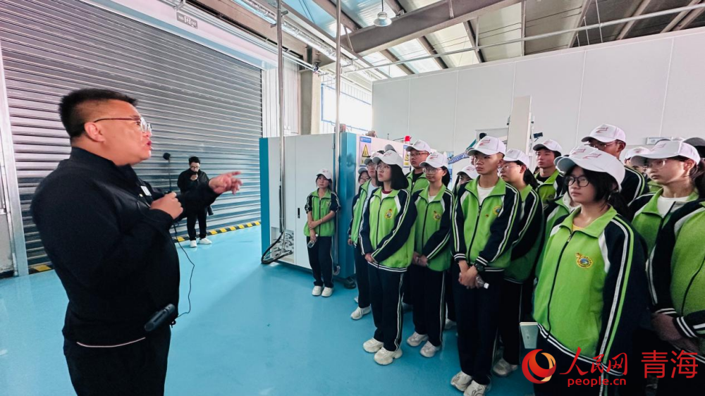 马斌(左一)正在讲解小岛村集体产业。人民网 刘沛然摄