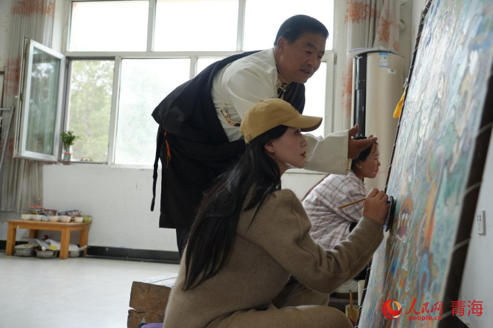 唐卡绘制。人民网 马可欣摄