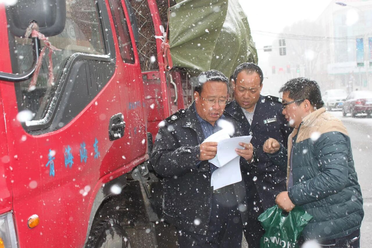 湛文礼与同事站在风雪中工作。受访者供图