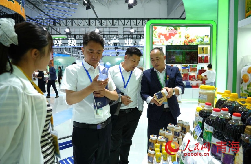 客商了解海北州有机农畜产品。人民网记者 甘海琼摄