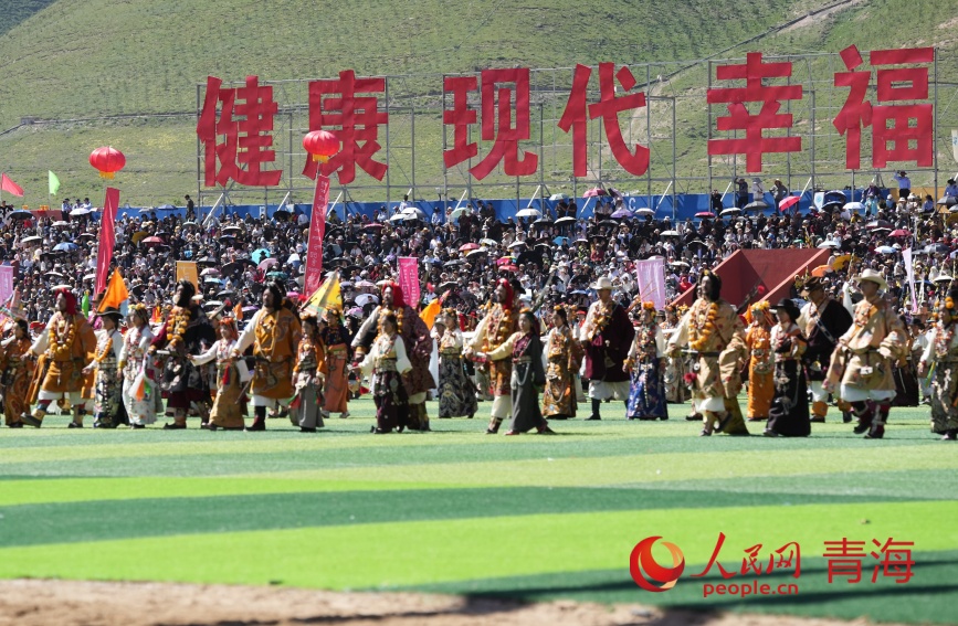 当地牧民观看开幕式表演。人民网记者 甘海琼摄