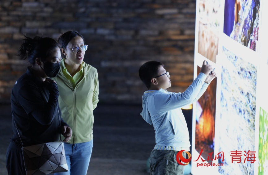 摄影展现场。人民网记者 甘海琼摄