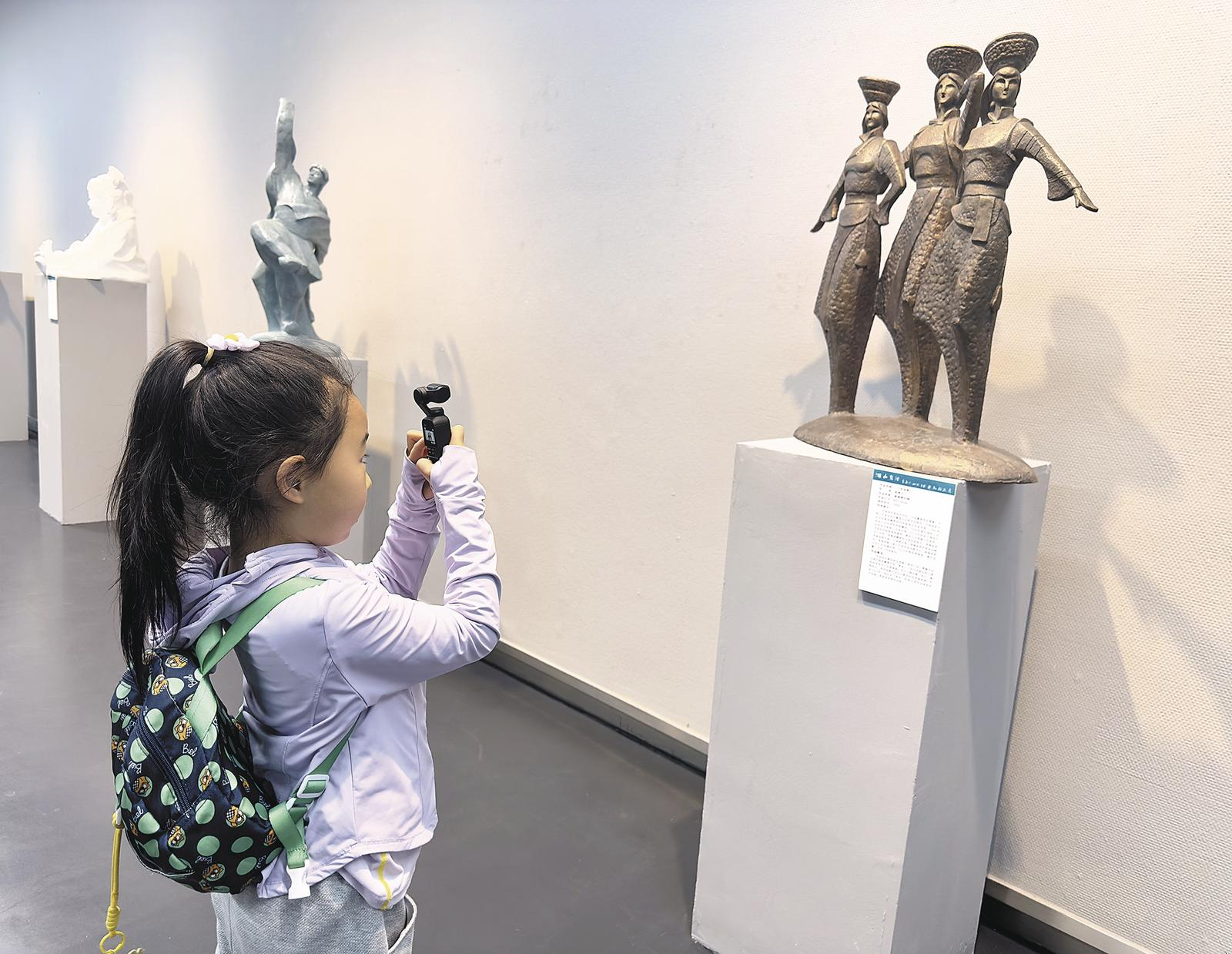 近百件雕塑展出 呈現青海湖立體形象