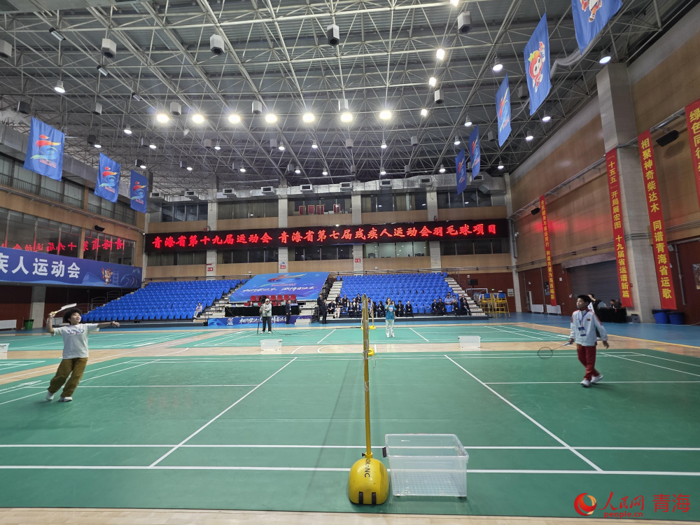 奥运冠军侯志慧与运动员切磋球技。实习生 马学明摄