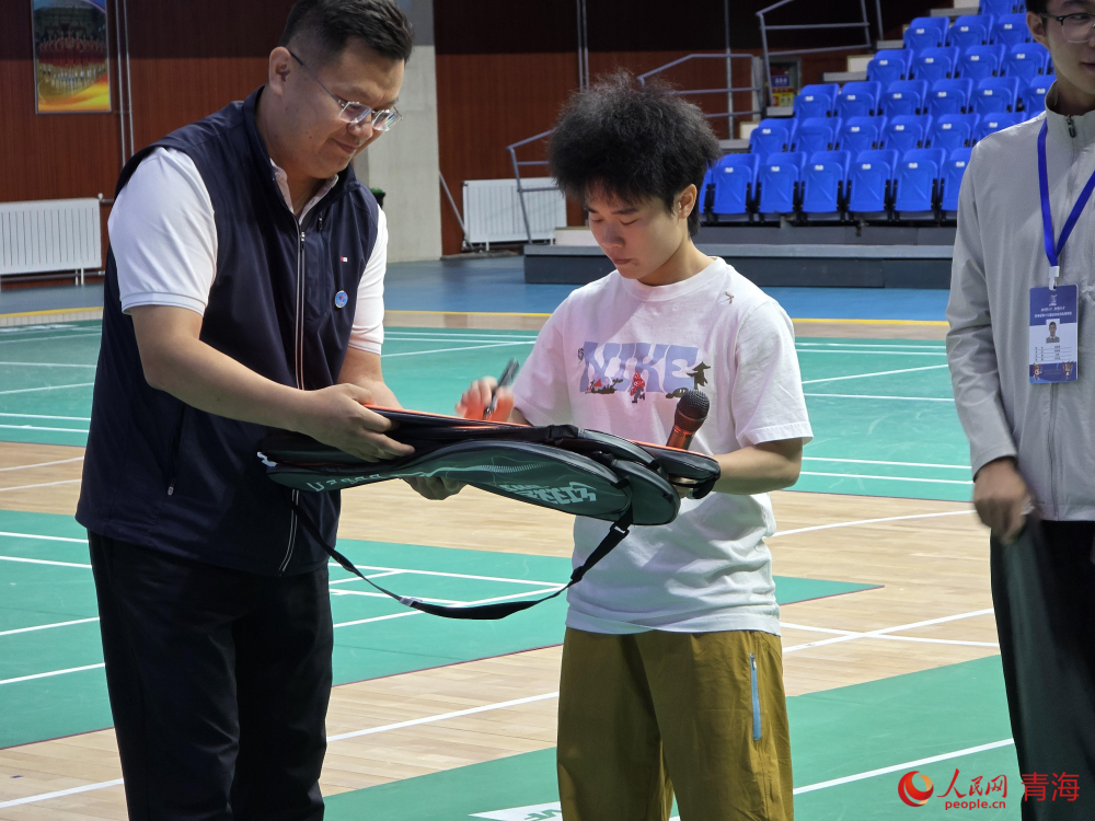 奥运冠军侯志慧亲笔签名球拍。实习生 马学明摄