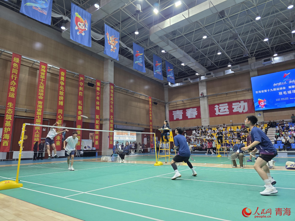 羽毛球比赛现场。实习生 马学明摄