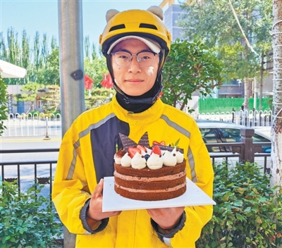 于荣先捧着生日蛋糕庆祝。  　　本报记者 乔 栋摄