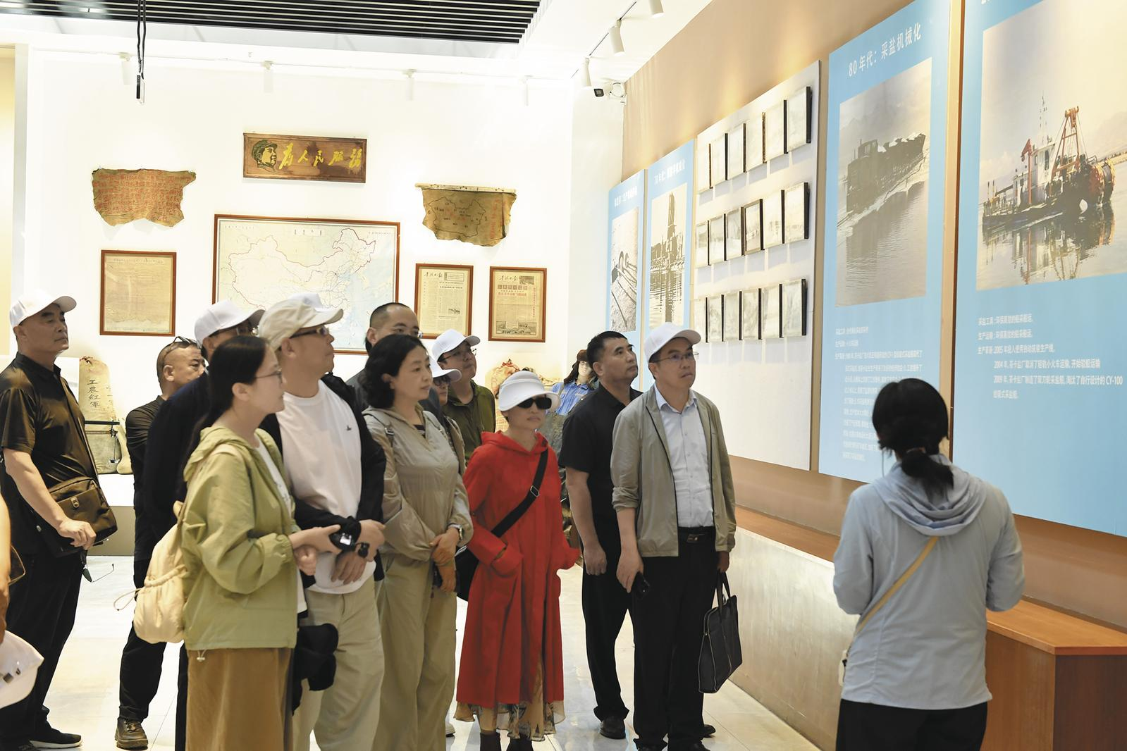 盐业专家学者及政协委员在专题协商活动中赴茶卡盐湖实地了解青盐发展情况。省政协办公厅供图
