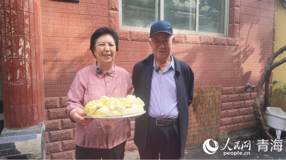 社區居民李存梅與黃自成夫婦與他們制作的月餅。實習生 杜婷攝