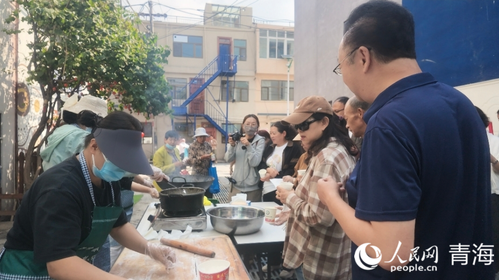 西宁城北：社区特色面食烩活动举办
