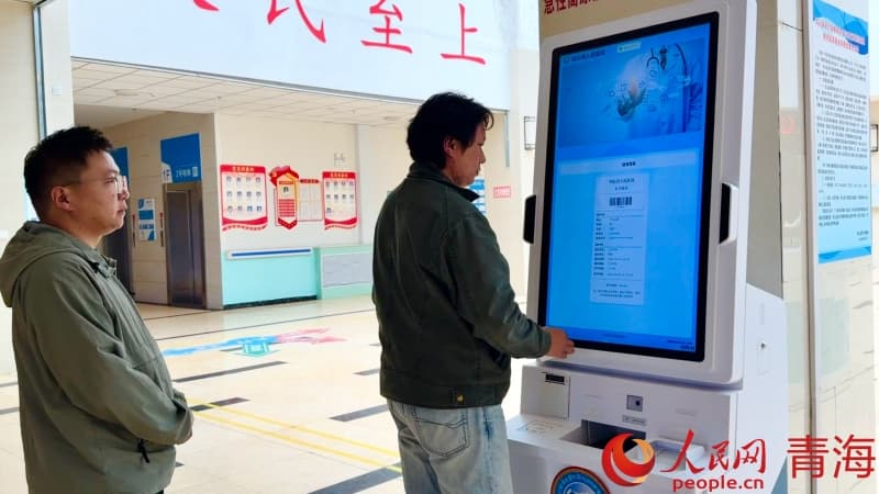 群眾正在自助挂號機前排隊。人民網 顧斐菲攝