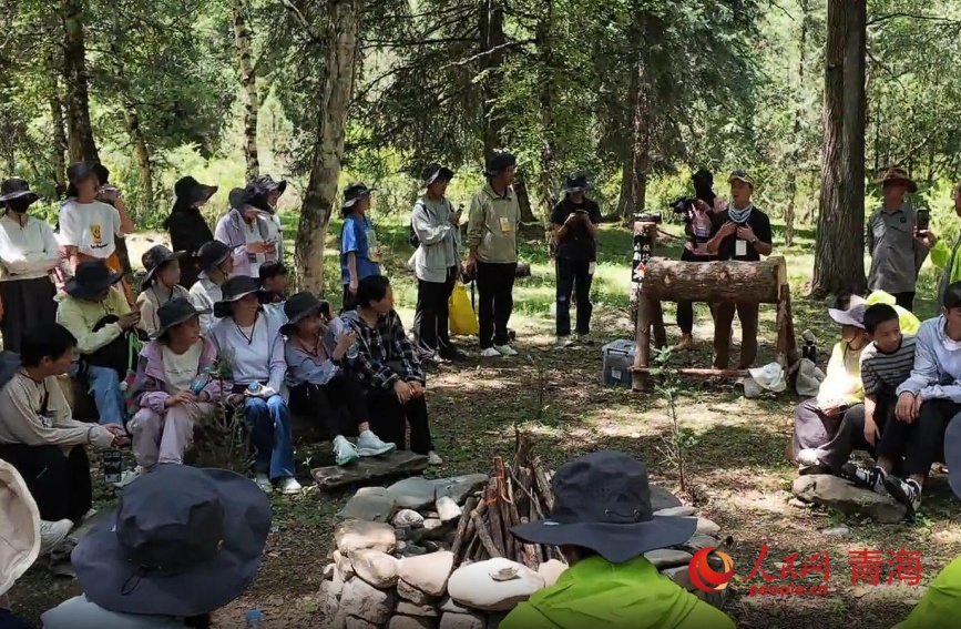 管护员成为自然课堂的老师。实习生马秀清摄