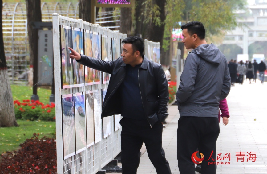 摄影展观展。人民网记者 甘海琼摄