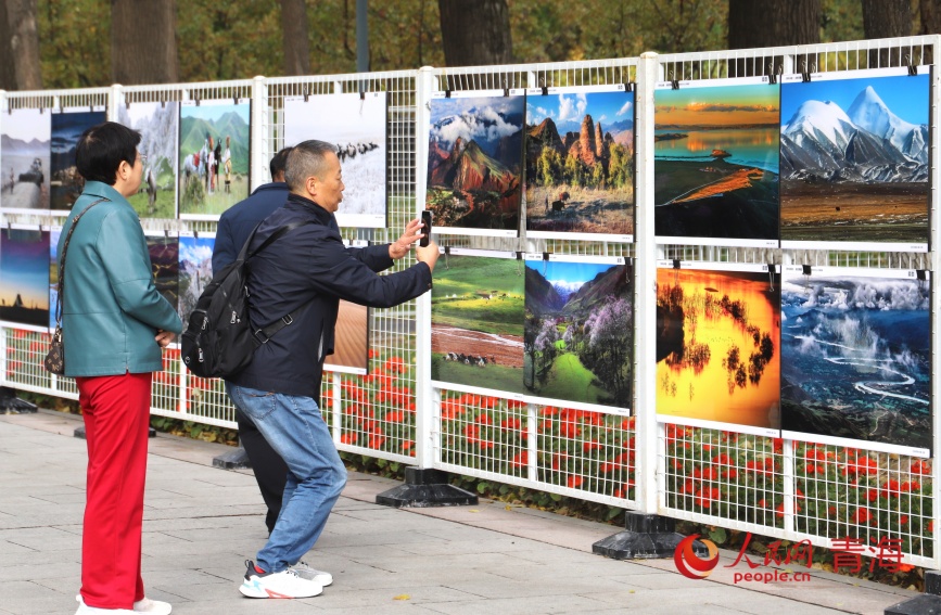 游客观展。人民网记者 甘海琼摄