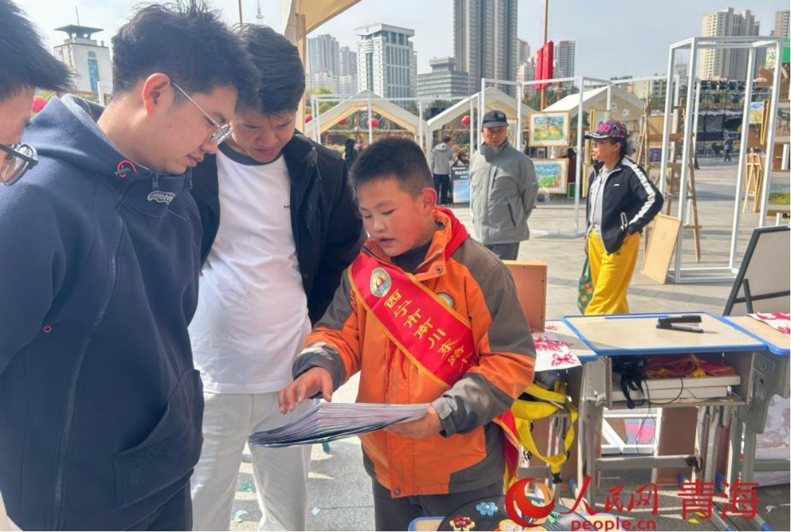 學生代表為市民講解。 實習生 滇爭品楚攝