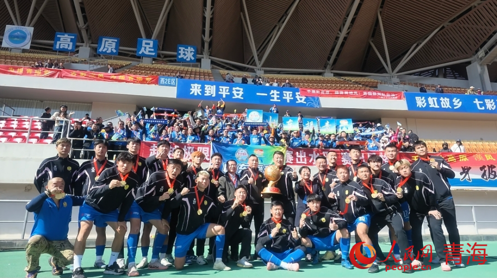 冠軍隊與球迷合影。實習生 杜婷攝