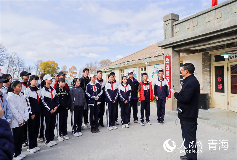 思政课在《生命树》的核心取景地开讲。人民网 顾斐菲摄