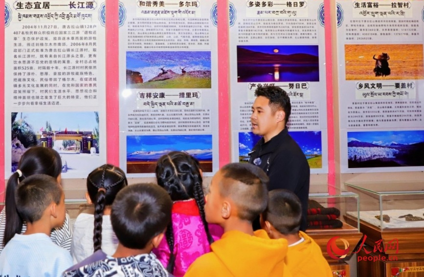 索南多杰給孩子們講述長江源村的故事。人民網記者 楊啟紅攝