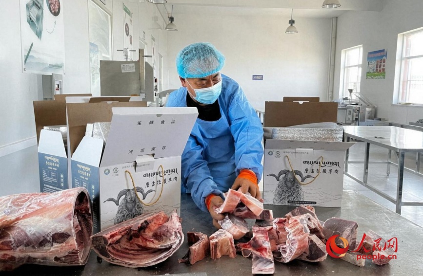 牛羊肉精深加工車間內工人正在分裝唐古拉藏羊肉。馬司宇攝