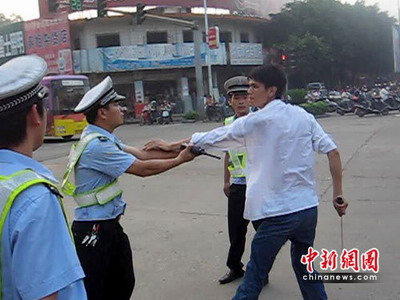 广西:司机不服处罚手拿1米长大砍刀欲砍交警