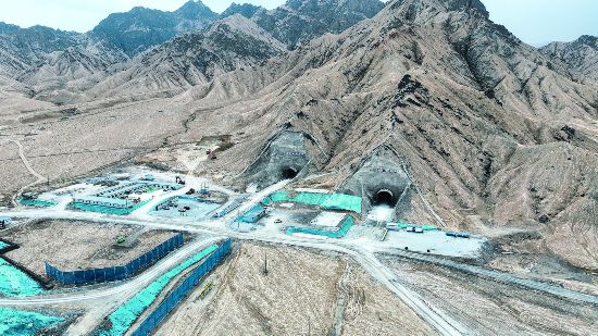 格爾木南山口抽水蓄能電站遠景。青海日報記者 張鵬 羋嶠 賈泓 攝