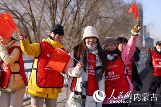 市民徒步迎接新年。人民网记者 富丽娟摄