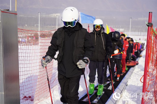 市民在西宁甘河城市郊野公园畅玩冰雪项目。人民网 陈明菊摄