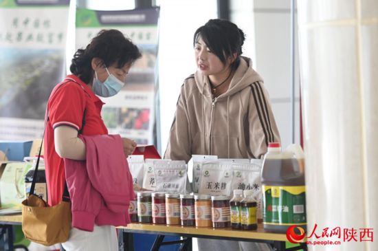 观众参观入口处的农特产品。人民网记者 白鸽摄