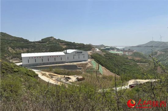白色厂房上有“国金控股”四个大字（摄于4月23日）。
